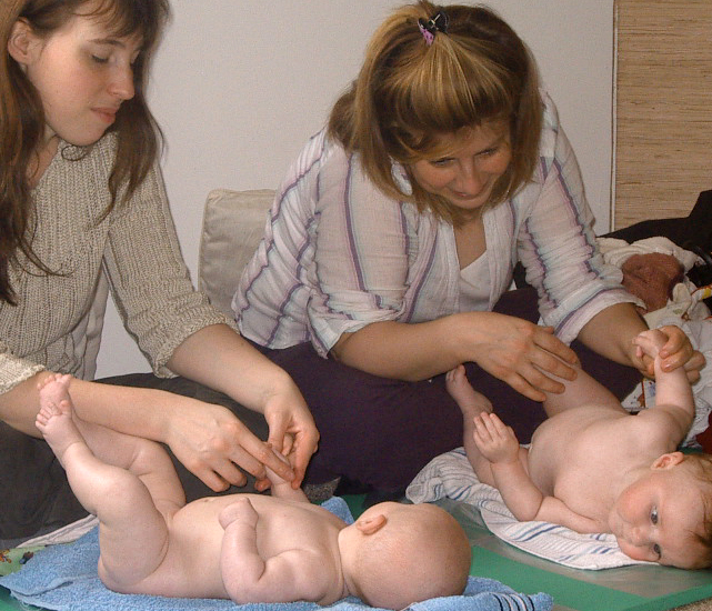 Le massage apporte de nombreux bienfaits au bébé